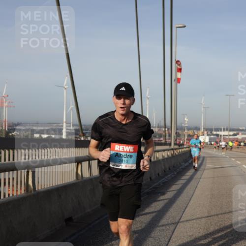 03.10.2026 - Köhlbrandbrückenlauf Yannick Fuchs http://msf.ph/oto/10773629 03.10.2026 09:36:46 Position 2 2410 meine-sportfotos.de