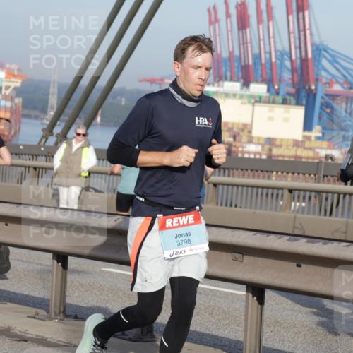 03.10.2026 - Köhlbrandbrückenlauf Yannick Fuchs http://msf.ph/oto/10773668 03.10.2026 09:36:52 Position 2 3798 meine-sportfotos.de