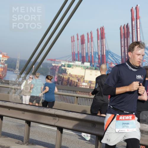 03.10.2026 - Köhlbrandbrückenlauf Yannick Fuchs http://msf.ph/oto/10773674 03.10.2026 09:36:53 Position 2 3798 meine-sportfotos.de