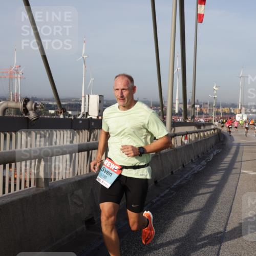 03.10.2026 - Köhlbrandbrückenlauf Yannick Fuchs http://msf.ph/oto/10773682 03.10.2026 09:36:56 Position 2 1196 meine-sportfotos.de