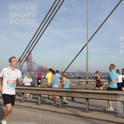 03.10.2026 - Köhlbrandbrückenlauf Yannick Fuchs http://msf.ph/oto/10773692 03.10.2026 09:36:57 Position 2 3837 meine-sportfotos.de