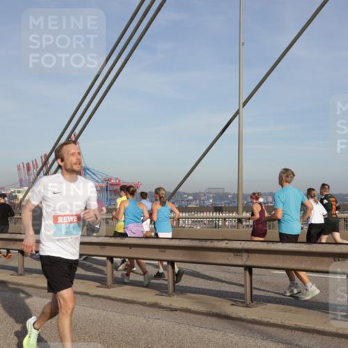 03.10.2026 - Köhlbrandbrückenlauf Yannick Fuchs http://msf.ph/oto/10773695 03.10.2026 09:36:57 Position 2 3837 meine-sportfotos.de