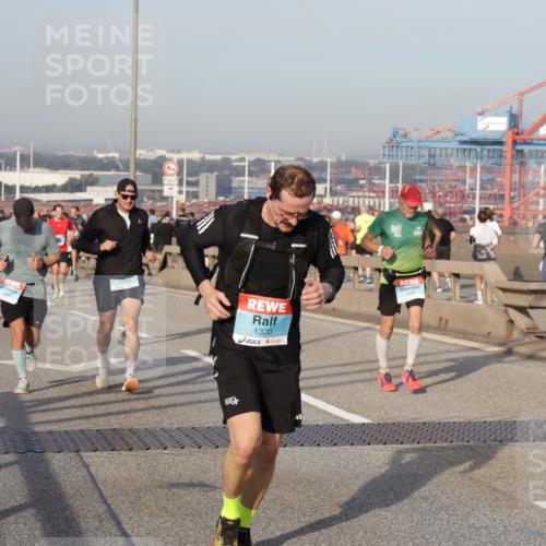 03.10.2026 - Köhlbrandbrückenlauf Yannick Fuchs http://msf.ph/oto/10773803 03.10.2026 09:37:21 Position 2 1320 meine-sportfotos.de