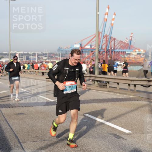 03.10.2026 - Köhlbrandbrückenlauf Yannick Fuchs http://msf.ph/oto/10773815 03.10.2026 09:37:22 Position 2 1320 meine-sportfotos.de