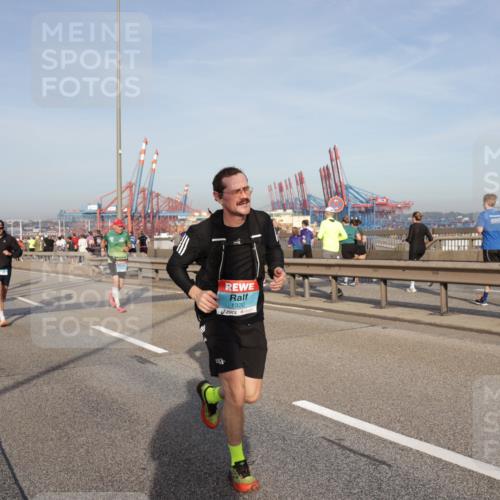 03.10.2026 - Köhlbrandbrückenlauf Yannick Fuchs http://msf.ph/oto/10773818 03.10.2026 09:37:23 Position 2 1320 meine-sportfotos.de