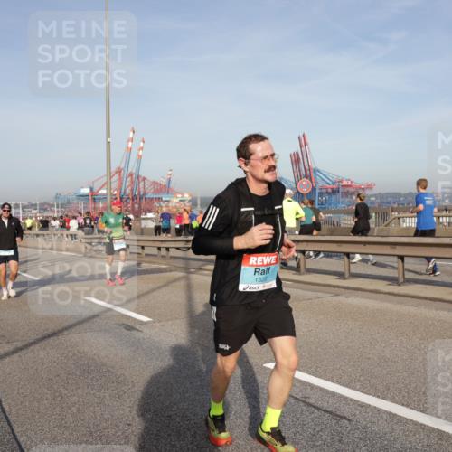03.10.2026 - Köhlbrandbrückenlauf Yannick Fuchs http://msf.ph/oto/10773822 03.10.2026 09:37:23 Position 2 1320 meine-sportfotos.de