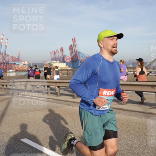 03.10.2026 - Köhlbrandbrückenlauf Yannick Fuchs http://msf.ph/oto/10773849 03.10.2026 09:37:28 Position 2 737 meine-sportfotos.de
