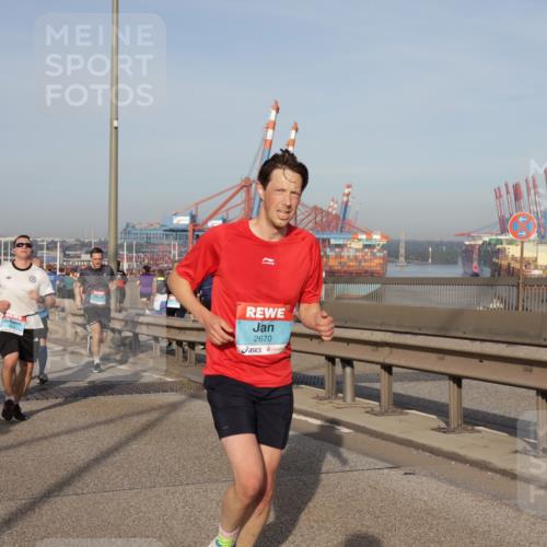 03.10.2026 - Köhlbrandbrückenlauf Yannick Fuchs http://msf.ph/oto/10773865 03.10.2026 09:37:33 Position 2 2670 meine-sportfotos.de