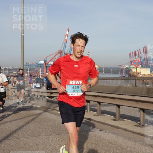 03.10.2026 - Köhlbrandbrückenlauf Yannick Fuchs http://msf.ph/oto/10773869 03.10.2026 09:37:33 Position 2 2670 meine-sportfotos.de