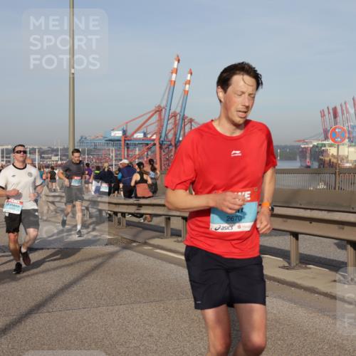 03.10.2026 - Köhlbrandbrückenlauf Yannick Fuchs http://msf.ph/oto/10773871 03.10.2026 09:37:33 Position 2 2670 meine-sportfotos.de