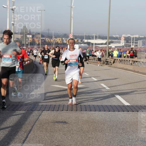 03.10.2026 - Köhlbrandbrückenlauf Yannick Fuchs http://msf.ph/oto/10773895 03.10.2026 09:37:40 Position 2 1476, 1475 meine-sportfotos.de