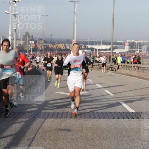 03.10.2026 - Köhlbrandbrückenlauf Yannick Fuchs http://msf.ph/oto/10773898 03.10.2026 09:37:40 Position 2 1476, 1475 meine-sportfotos.de