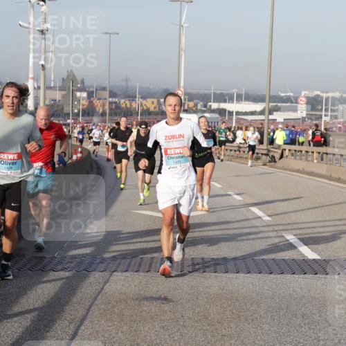 03.10.2026 - Köhlbrandbrückenlauf Yannick Fuchs http://msf.ph/oto/10773906 03.10.2026 09:37:40 Position 2 1476, 1475, 1 meine-sportfotos.de