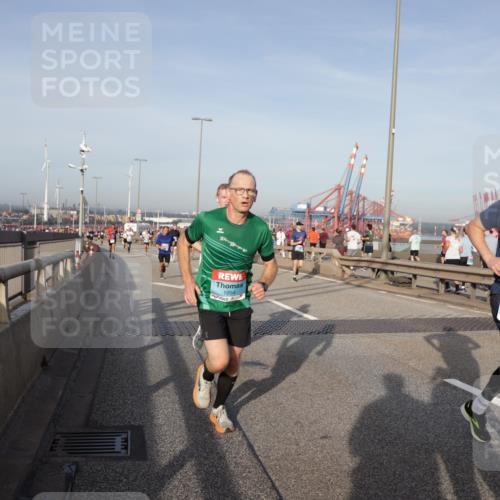 03.10.2026 - Köhlbrandbrückenlauf Yannick Fuchs http://msf.ph/oto/10774035 03.10.2026 09:37:59 Position 2 1054, 2301 meine-sportfotos.de