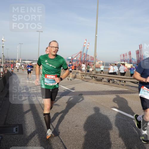 03.10.2026 - Köhlbrandbrückenlauf Yannick Fuchs http://msf.ph/oto/10774038 03.10.2026 09:37:59 Position 2 1054, 2301 meine-sportfotos.de
