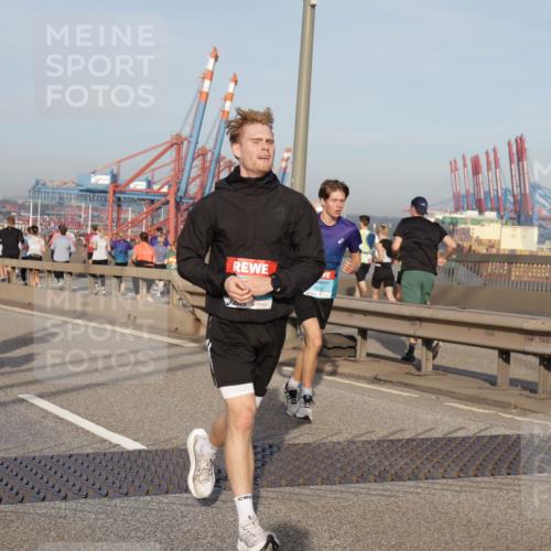 03.10.2026 - Köhlbrandbrückenlauf Yannick Fuchs http://msf.ph/oto/10774076 03.10.2026 09:38:07 Position 2  meine-sportfotos.de