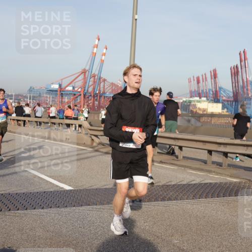 03.10.2026 - Köhlbrandbrückenlauf Yannick Fuchs http://msf.ph/oto/10774079 03.10.2026 09:38:07 Position 2 1890 meine-sportfotos.de
