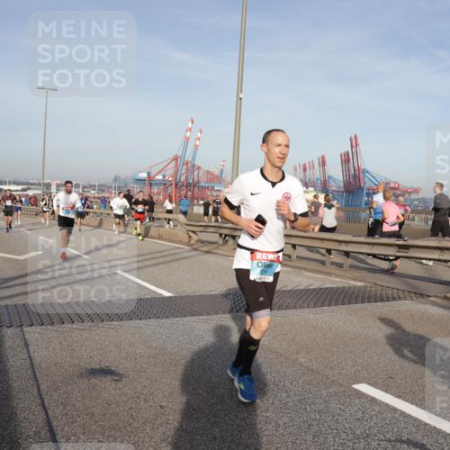 03.10.2026 - Köhlbrandbrückenlauf Yannick Fuchs http://msf.ph/oto/10774122 03.10.2026 09:38:13 Position 2 201 meine-sportfotos.de
