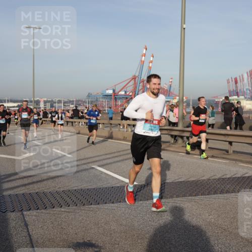 03.10.2026 - Köhlbrandbrückenlauf Yannick Fuchs http://msf.ph/oto/10774141 03.10.2026 09:38:15 Position 2 3861 meine-sportfotos.de