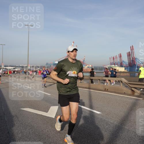 03.10.2026 - Köhlbrandbrückenlauf Yannick Fuchs http://msf.ph/oto/10774183 03.10.2026 09:38:27 Position 2  meine-sportfotos.de