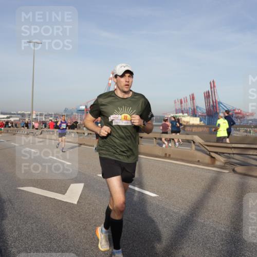 03.10.2026 - Köhlbrandbrückenlauf Yannick Fuchs http://msf.ph/oto/10774188 03.10.2026 09:38:28 Position 2 381 meine-sportfotos.de