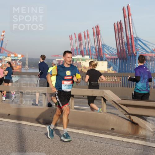 03.10.2026 - Köhlbrandbrückenlauf Yannick Fuchs http://msf.ph/oto/10774195 03.10.2026 09:38:30 Position 2 2258, 1942 meine-sportfotos.de