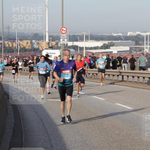 03.10.2026 - Köhlbrandbrückenlauf Yannick Fuchs http://msf.ph/oto/10774250 03.10.2026 09:38:39 Position 2 1500, 500, 2214 meine-sportfotos.de