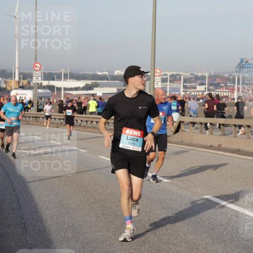 03.10.2026 - Köhlbrandbrückenlauf Yannick Fuchs http://msf.ph/oto/10774314 03.10.2026 09:38:47 Position 2 3185 meine-sportfotos.de