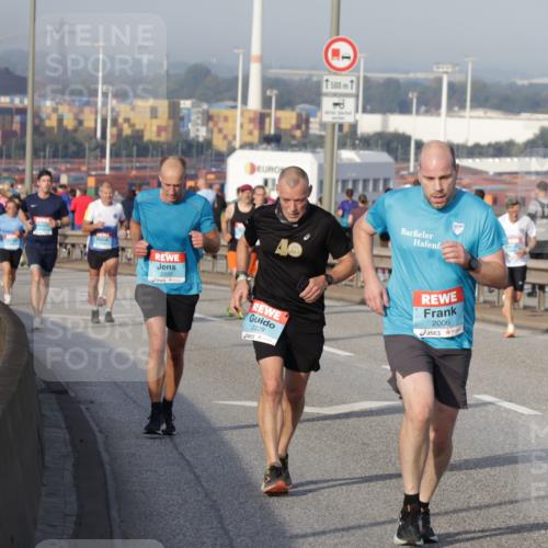 03.10.2026 - Köhlbrandbrückenlauf Yannick Fuchs http://msf.ph/oto/10774347 03.10.2026 09:38:51 Position 2 1, 500, 2333, 2228, 2006 meine-sportfotos.de