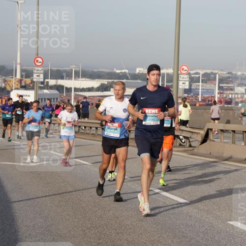 03.10.2026 - Köhlbrandbrückenlauf Yannick Fuchs http://msf.ph/oto/10774446 03.10.2026 09:39:02 Position 2 1500, 2143, 2145, 1500 meine-sportfotos.de