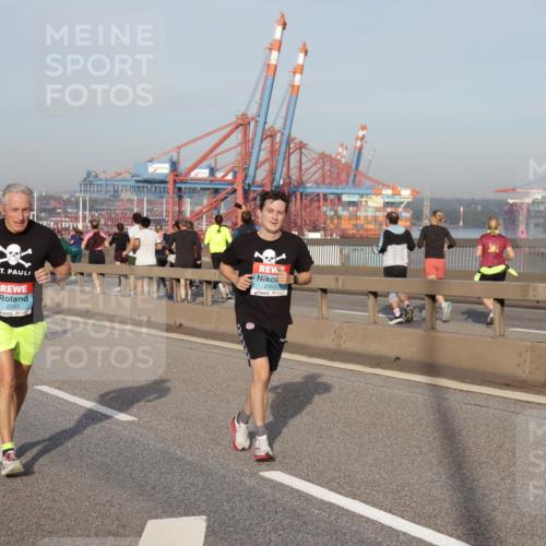 03.10.2026 - Köhlbrandbrückenlauf Yannick Fuchs http://msf.ph/oto/10774497 03.10.2026 09:39:12 Position 2 2055, 2053 meine-sportfotos.de