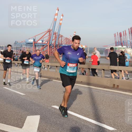 03.10.2026 - Köhlbrandbrückenlauf Yannick Fuchs http://msf.ph/oto/10774534 03.10.2026 09:39:16 Position 2 2718 meine-sportfotos.de