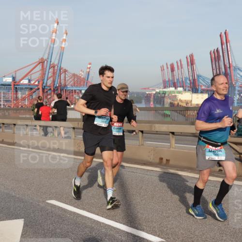 03.10.2026 - Köhlbrandbrückenlauf Yannick Fuchs http://msf.ph/oto/10774566 03.10.2026 09:39:18 Position 2 1609, 1608, 1300 meine-sportfotos.de