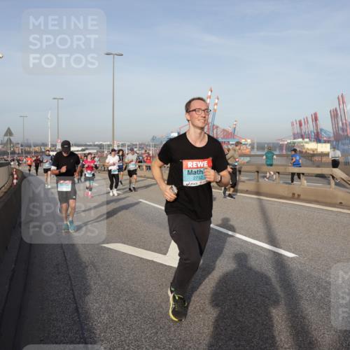 03.10.2026 - Köhlbrandbrückenlauf Yannick Fuchs http://msf.ph/oto/10774686 03.10.2026 09:39:32 Position 2 2712 meine-sportfotos.de