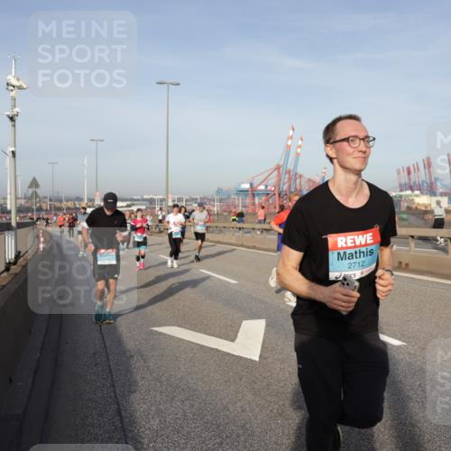 03.10.2026 - Köhlbrandbrückenlauf Yannick Fuchs http://msf.ph/oto/10774694 03.10.2026 09:39:33 Position 2 2712 meine-sportfotos.de