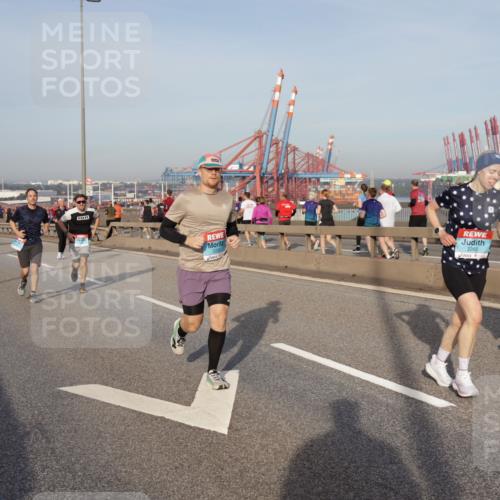 03.10.2026 - Köhlbrandbrückenlauf Yannick Fuchs http://msf.ph/oto/10774846 03.10.2026 09:39:47 Position 2 2262, 2259 meine-sportfotos.de