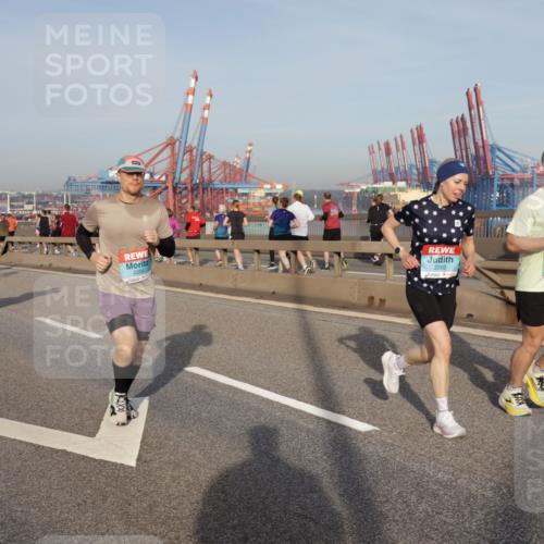 03.10.2026 - Köhlbrandbrückenlauf Yannick Fuchs http://msf.ph/oto/10774847 03.10.2026 09:39:47 Position 2 2262, 2259 meine-sportfotos.de