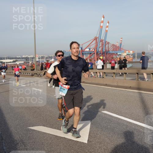 03.10.2026 - Köhlbrandbrückenlauf Yannick Fuchs http://msf.ph/oto/10774870 03.10.2026 09:39:50 Position 2 3089 meine-sportfotos.de