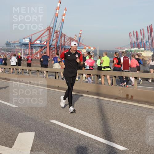 03.10.2026 - Köhlbrandbrückenlauf Yannick Fuchs http://msf.ph/oto/10774909 03.10.2026 09:39:53 Position 2  meine-sportfotos.de