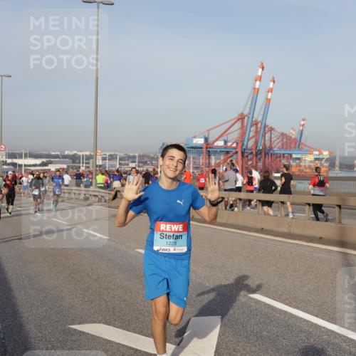 03.10.2026 - Köhlbrandbrückenlauf Yannick Fuchs http://msf.ph/oto/10775010 03.10.2026 09:40:02 Position 2 1229 meine-sportfotos.de