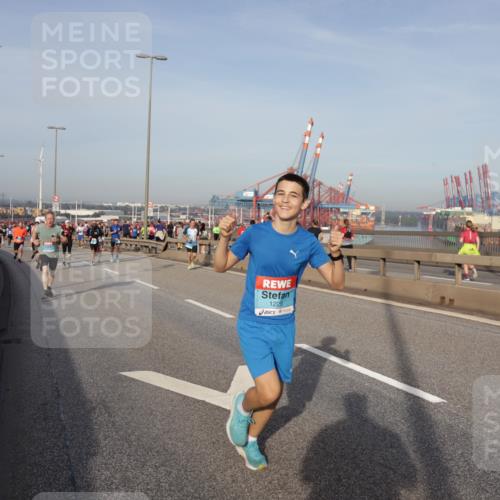 03.10.2026 - Köhlbrandbrückenlauf Yannick Fuchs http://msf.ph/oto/10775019 03.10.2026 09:40:03 Position 2 1229 meine-sportfotos.de