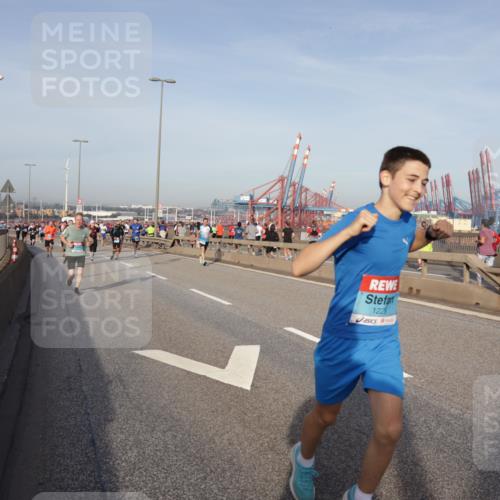 03.10.2026 - Köhlbrandbrückenlauf Yannick Fuchs http://msf.ph/oto/10775028 03.10.2026 09:40:03 Position 2 1229 meine-sportfotos.de
