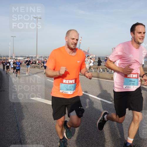 03.10.2026 - Köhlbrandbrückenlauf Yannick Fuchs http://msf.ph/oto/10775131 03.10.2026 09:40:13 Position 2 3856, 3786 meine-sportfotos.de