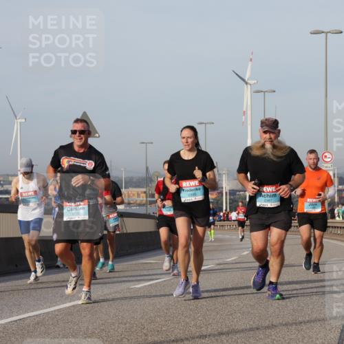 03.10.2026 - Köhlbrandbrückenlauf Yannick Fuchs http://msf.ph/oto/10775235 03.10.2026 09:40:28 Position 2 1786, 2390, 2387 meine-sportfotos.de