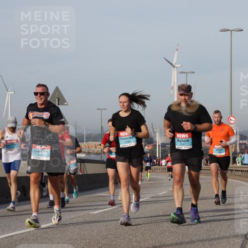 03.10.2026 - Köhlbrandbrückenlauf Yannick Fuchs http://msf.ph/oto/10775238 03.10.2026 09:40:28 Position 2 1786, 2390, 2387, 1 meine-sportfotos.de