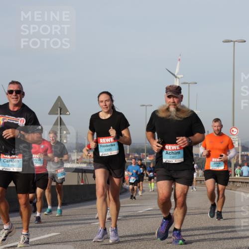 03.10.2026 - Köhlbrandbrückenlauf Yannick Fuchs http://msf.ph/oto/10775247 03.10.2026 09:40:29 Position 2 1786, 2390, 2387 meine-sportfotos.de