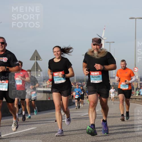 03.10.2026 - Köhlbrandbrückenlauf Yannick Fuchs http://msf.ph/oto/10775250 03.10.2026 09:40:29 Position 2 1786, 2390, 2387, 2395 meine-sportfotos.de