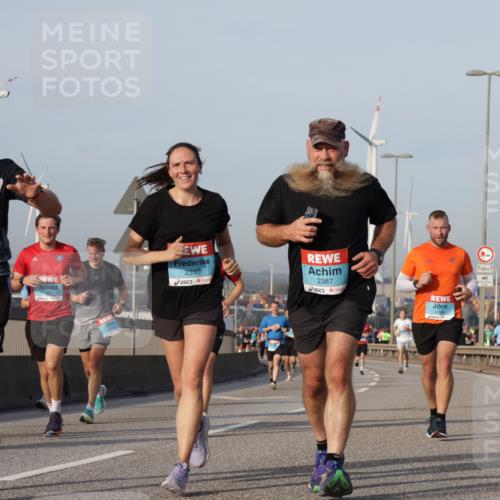 03.10.2026 - Köhlbrandbrückenlauf Yannick Fuchs http://msf.ph/oto/10775257 03.10.2026 09:40:29 Position 2 2400, 1786, 2390, 2387, 500 meine-sportfotos.de