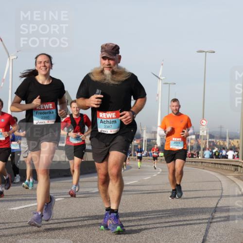 03.10.2026 - Köhlbrandbrückenlauf Yannick Fuchs http://msf.ph/oto/10775260 03.10.2026 09:40:30 Position 2 2390, 2387 meine-sportfotos.de