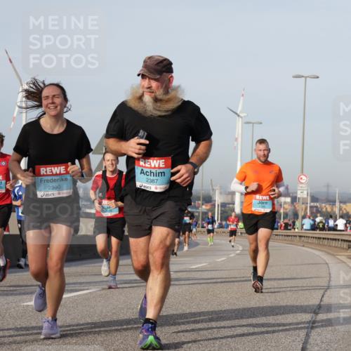 03.10.2026 - Köhlbrandbrückenlauf Yannick Fuchs http://msf.ph/oto/10775263 03.10.2026 09:40:30 Position 2 2390, 2387 meine-sportfotos.de